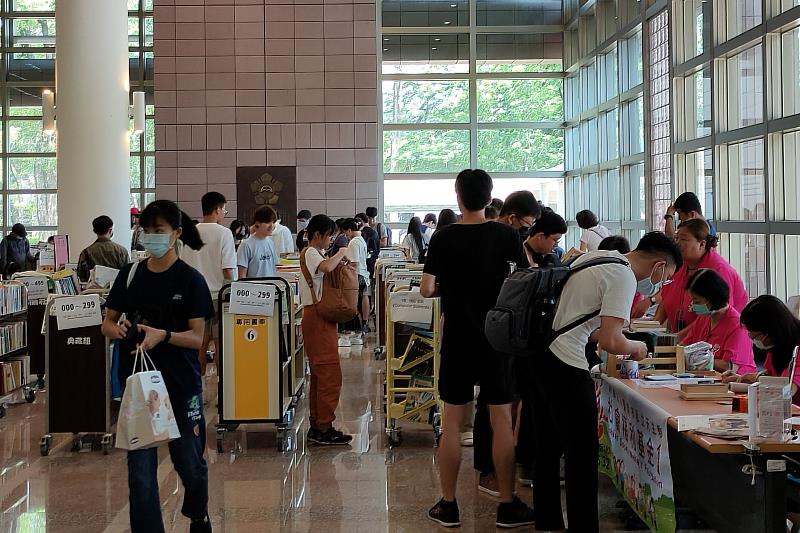 成大圖書館二手書義賣書籍種類廣泛，本週五 9 月 15 日是義賣活動最後一天，活動將於下午 3 點結束，提醒讀者把握時間前往