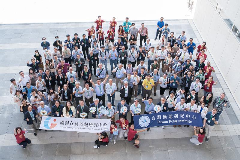 9月11日開學的第一天，中央大學舉行「碳封存及地熱研究中心」暨「台灣極地研究中心」揭牌典禮，各界貴賓雲集。