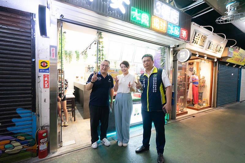 高市長拜訪東門市場「安安3號店」冰品店。