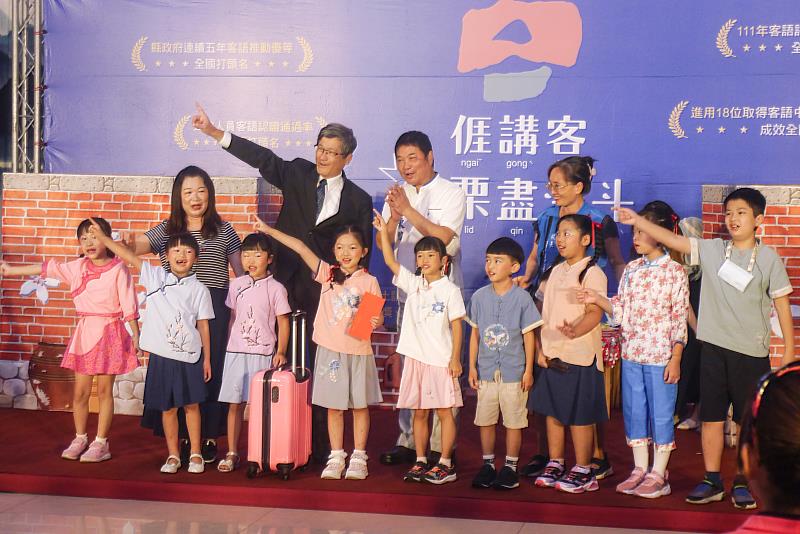 楊主委開心和新英國小表演小朋友合影