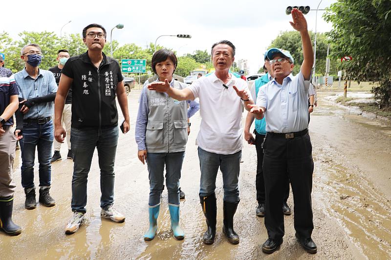嘉義暴雨成災 翁章梁跑三鄉鎮勘災 感謝軍警消救援-台82線(水上段)