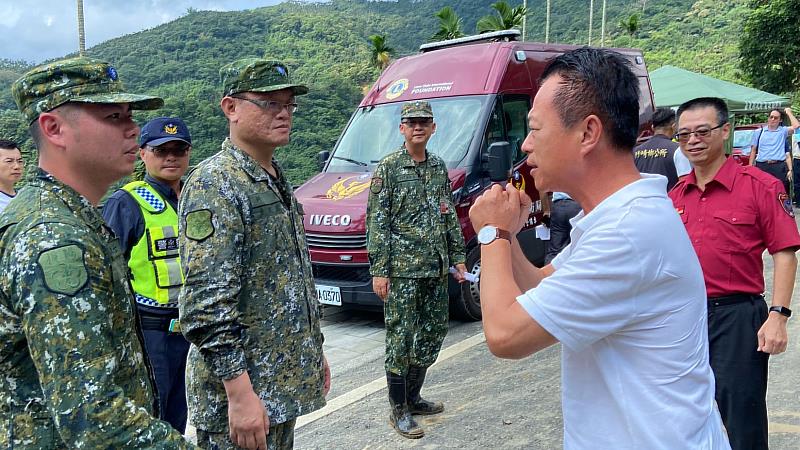 嘉義暴雨成災 翁章梁跑三鄉鎮勘災 感謝軍警消救援-竹崎鄉文峯村