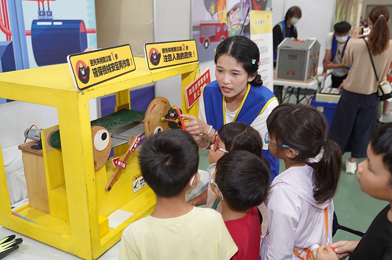 職安小英雄照片01＿112年度職業安全衛生危害預防全國巡迴展示活動高雄場次