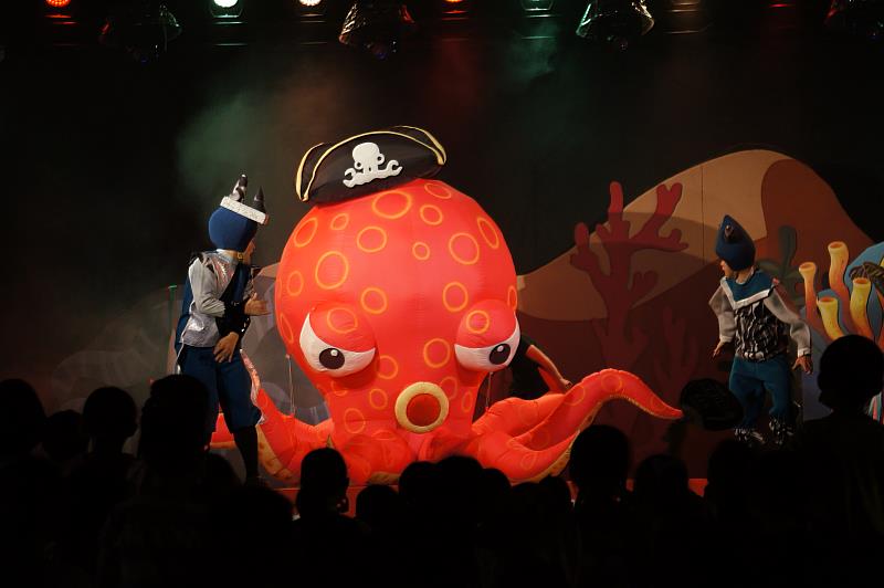 氣勢磅礡的大章魚現身舞台！
