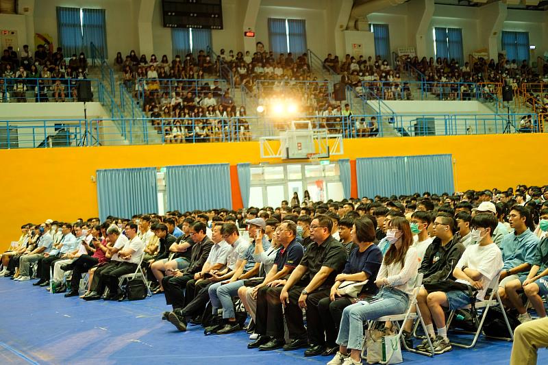 東華大學各單位師長與新生齊聚一堂，增添典禮光彩。