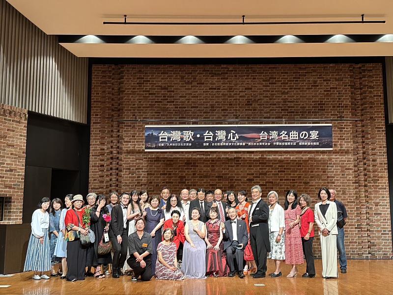 陳處長夫婦與表演者及工作人員合影