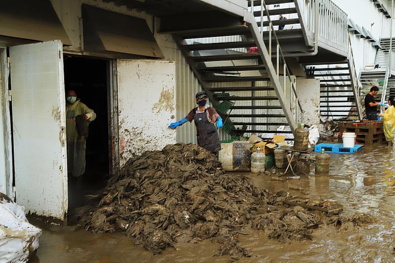 嘉義縣0910豪大雨衝擊 翁章梁勘災畜牧場、木瓜園