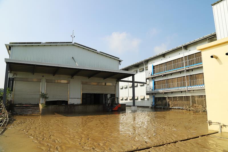 嘉義縣0910豪大雨衝擊 翁章梁勘災畜牧場、木瓜園