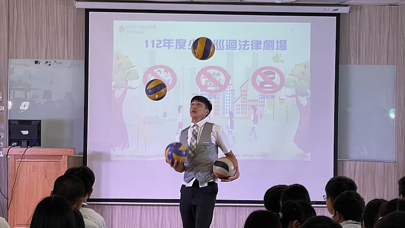 新北警保護少年不被詐，入校演戲給你看。