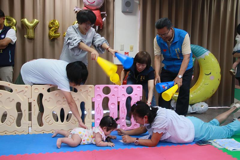 縣長饒慶鈴加碼生育補助第一胎提高為4萬元 並贈專屬育兒生日禮2.0 10月起發送報戶口即可領取 推動臺東育兒友善城市