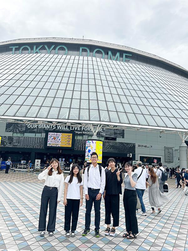 義守大學應日系學子與日本學生實際到東京巨蛋場勘，學習籌辦活動的能力(照片來源：義守大學提供)。