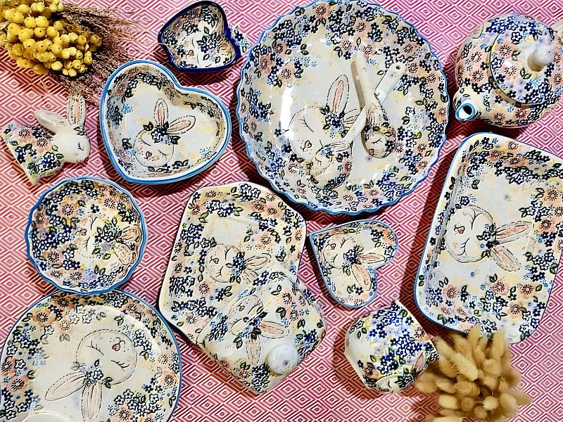 《SOLO歐洲家居》波蘭純手工繪製陶器「兔寶花園系列」，豐富的花色，繽紛的器皿，看了讓人的心情也隨之愉悅