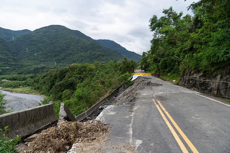 海葵颱風豪雨沖刷  金峰鄉東64鄉道路塌陷情況 饒縣長視察 指示緊急搶通維生道路 供民眾臨時通行