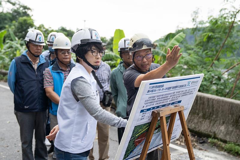 海葵颱風豪雨沖刷  金峰鄉東64鄉道路塌陷情況 饒縣長視察 指示緊急搶通維生道路 供民眾臨時通行