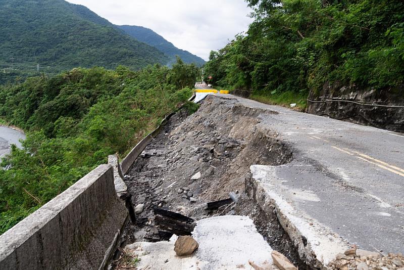 海葵颱風豪雨沖刷  金峰鄉東64鄉道路塌陷情況 饒縣長視察 指示緊急搶通維生道路 供民眾臨時通行