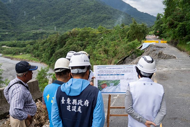 海葵颱風豪雨沖刷  金峰鄉東64鄉道路塌陷情況 饒縣長視察 指示緊急搶通維生道路 供民眾臨時通行