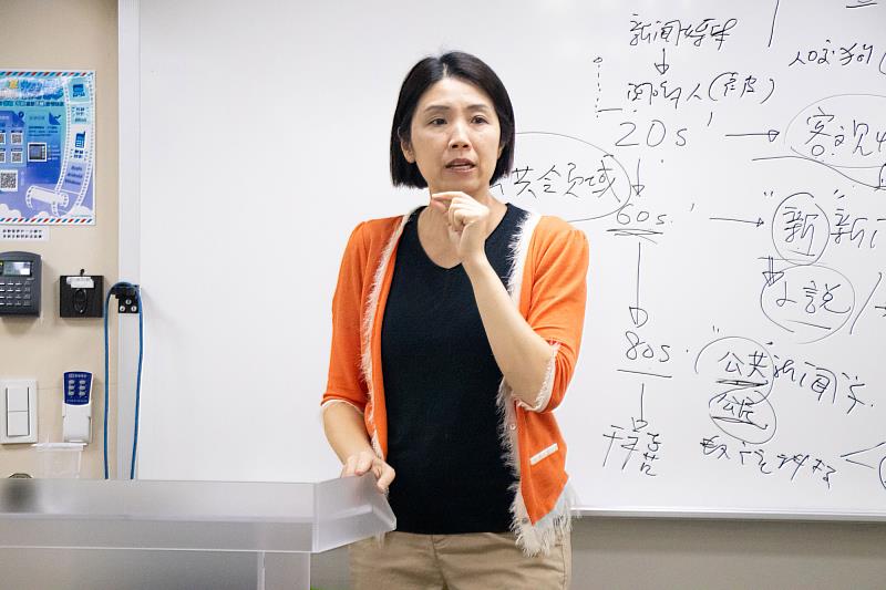 世新大學新聞學系主任陳澤美透過創新教學課程帶領學生深入社區，發揮新聞價值與USR精神。（世新大學提供）