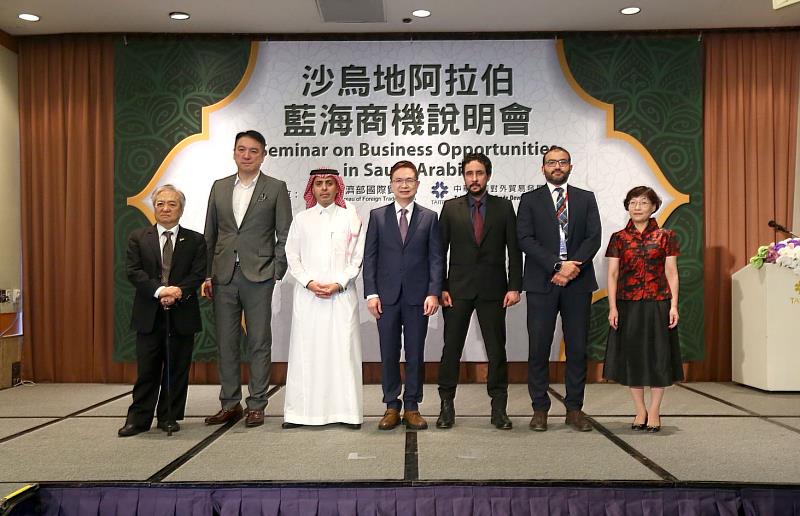 沙烏地阿拉伯藍海商機說明會貴賓大合影，左起為中東經貿協會理事長孫正大、鴻海精密工業資深處長趙元瀚、沙烏地阿拉伯商務辦事處代表艾戴爾、外貿協會董事長黃志芳、阿曼駐華商務辦事處處長阿巴拉米、沙國智慧醫療商Ascend Healthcare Solutions商務總監Mohamed Mady和外貿協會市場處處長張曉茜。(貿協提供)