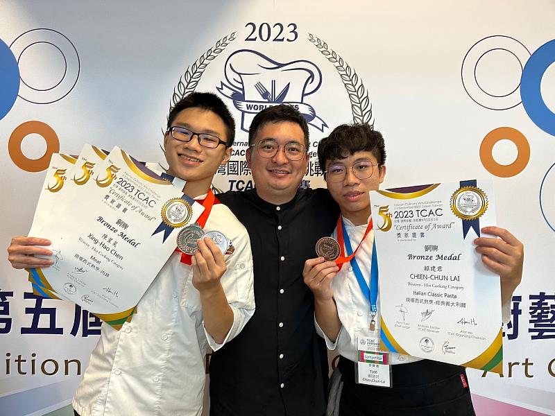 嘉藥賴建君(右)與陳星昊(左)在國際廚藝美食挑戰賽獲三銅牌一佳作