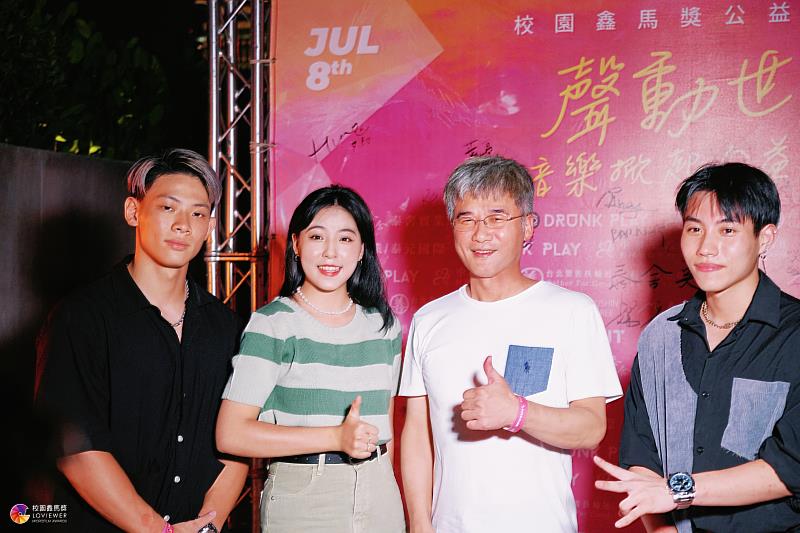 圖說：楊董（右二）跟校園鑫馬大使合照。圖片來源：泰舍集團