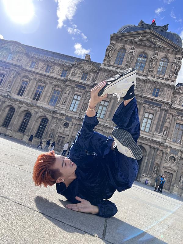 圖說：古慶瑀在法國羅浮宮前表演霹靂舞FREEZE。圖片來源：古慶瑀提供