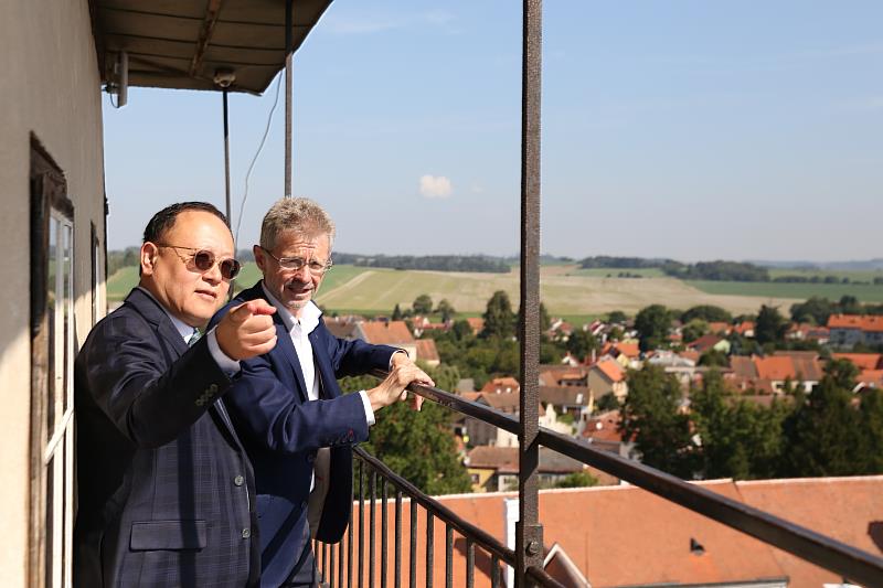 文化部長史哲（左）到訪捷克特爾奇市（Telč），由捷克參議長韋德齊（Miloš Vystrčil，右）分享介紹其家鄉的歷史人文及建築特色。