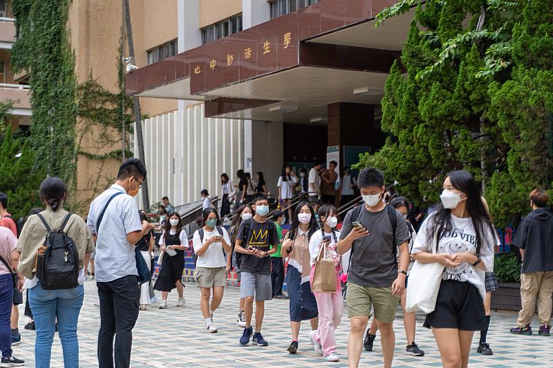 任校長提醒新生最重要的課題就是專心把「所有該念的書念好」。