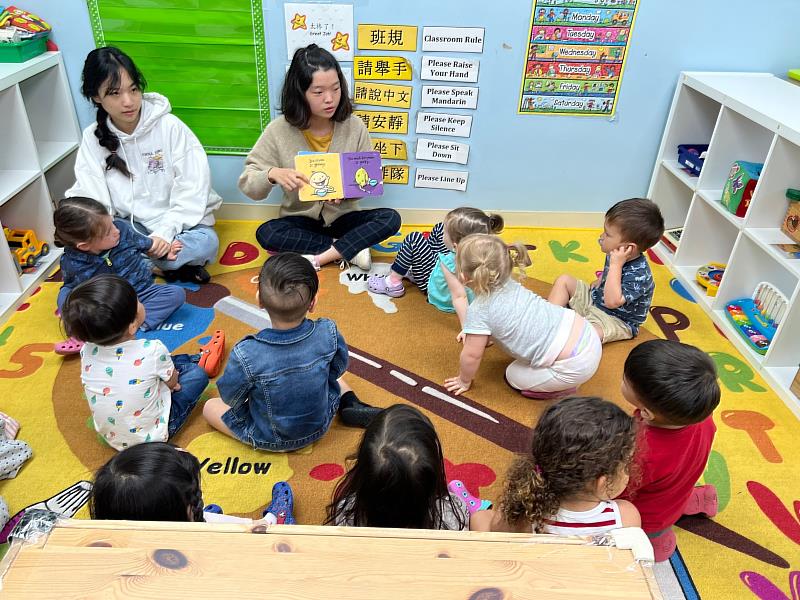 崑大實習生與雙文學校幼童互動熱絡
