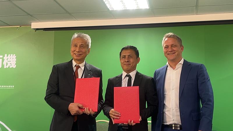 圖說：大同集團董事長王光祥（左）今天與歐洲能源交易所簽署戰略合作備忘錄，攜手拓展國際碳權市場。照片：大同智能提供。