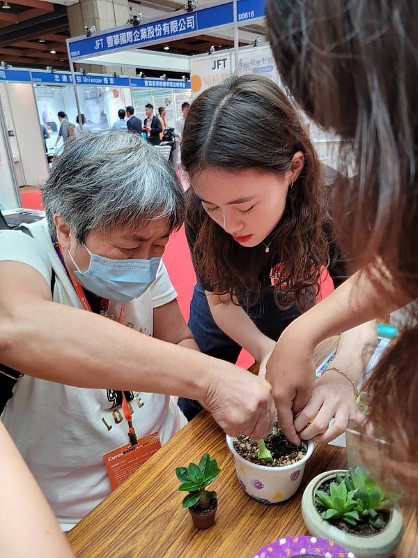 南華大學生死系參加台北國際照顧博覽會，現場提供「園藝治療」體驗。