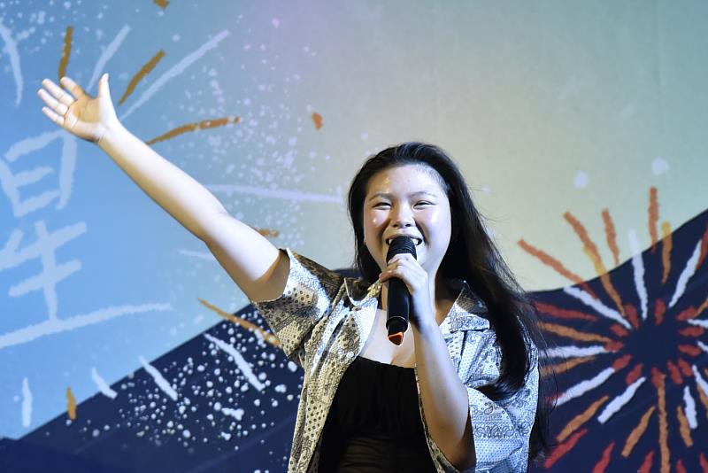 華梵大學攝影與VR設計學系吳昀柔同學帶來精彩表演，並贏得歌唱大賽冠軍。