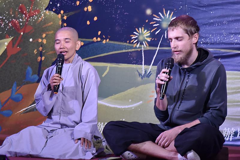 華梵大學佛藝系越南籍同學妙峨法師（左）帶著來自荷蘭的大數據軟體工程師Lucas加入歌唱大賽，與大家分享禪樂之美。