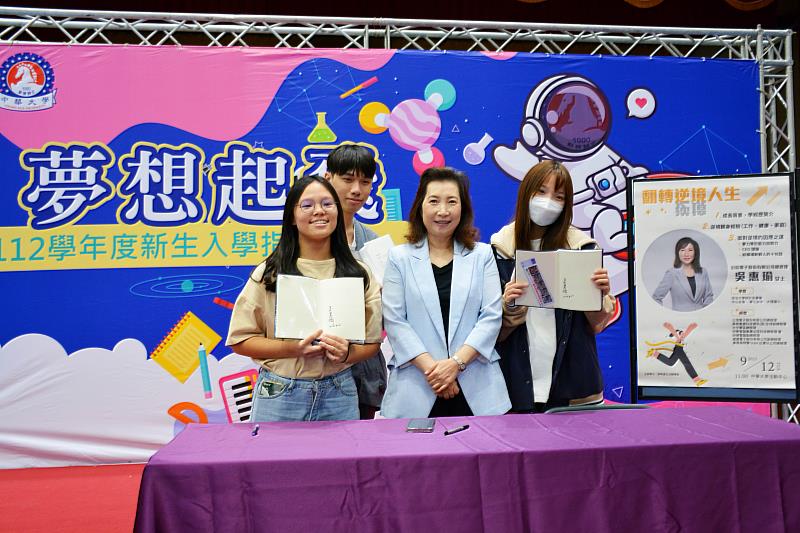 圖/吳惠瑜在講座尾聲特別致贈暢銷書《擊不倒你的，會使你更強大》給中華大學的新生，並在簽書會時認親粉絲。