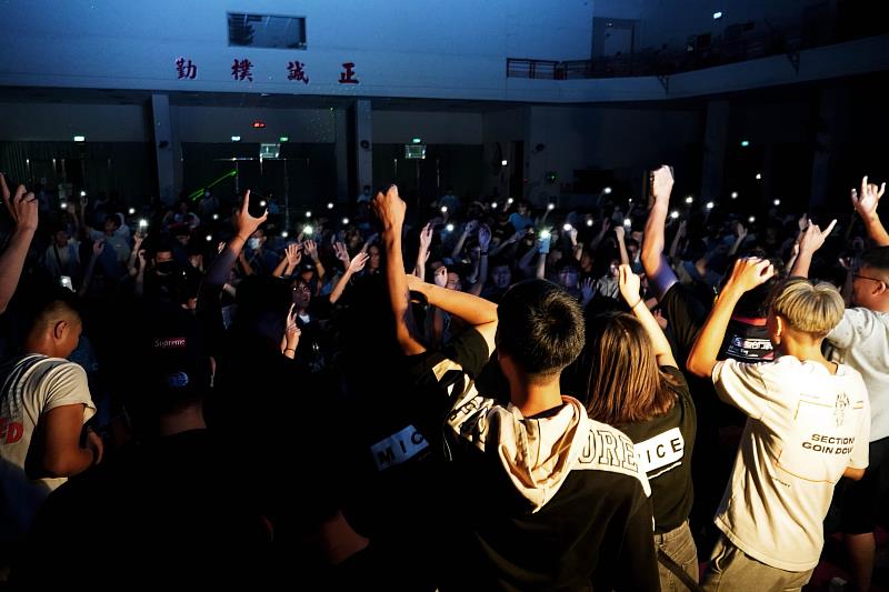 圖/中華大學迎新晚會讓新生們不分科系，一同嗨翻學生活動中心。