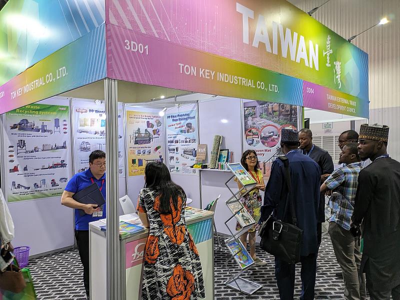 參展企業東齊興業於2023年西非包裝印刷及食品加工展展覽首日買主絡繹不絕。(貿協提供)