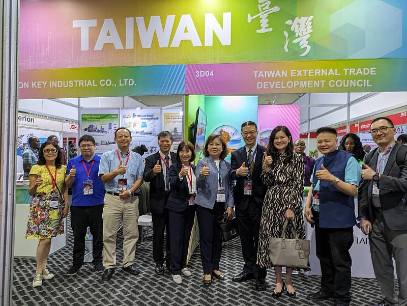 我國駐奈及利亞聯邦共和國台北貿易辦事處代表劉翼平(左4)、非洲臺灣商會會長陳淑芳(左5)、外貿協會拉哥斯台貿中心主任林志都(右1)與參展企業於臺灣館前合影。(貿協提供)