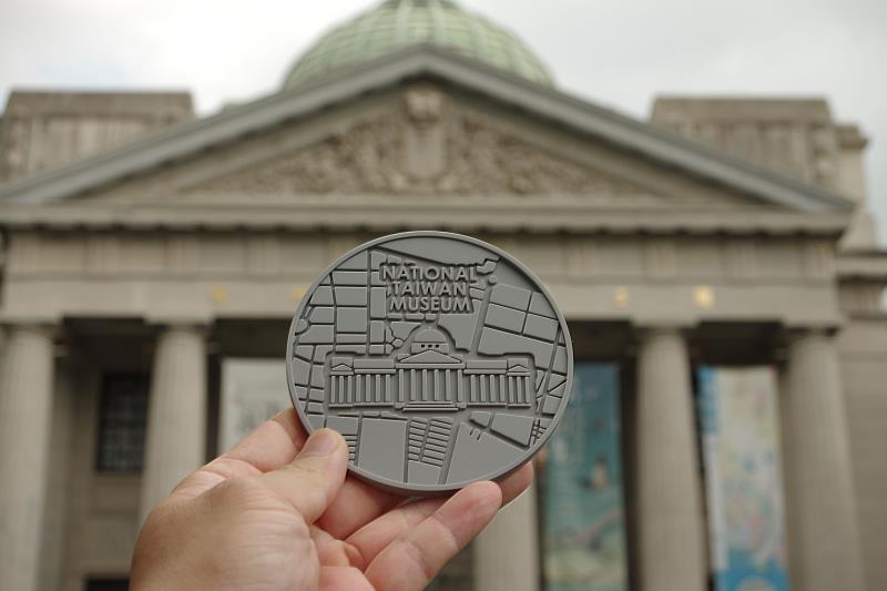 前往22個古蹟及歷史建築集章，集滿指定章數，即可兌換臺博館特製古蹟日紀念品