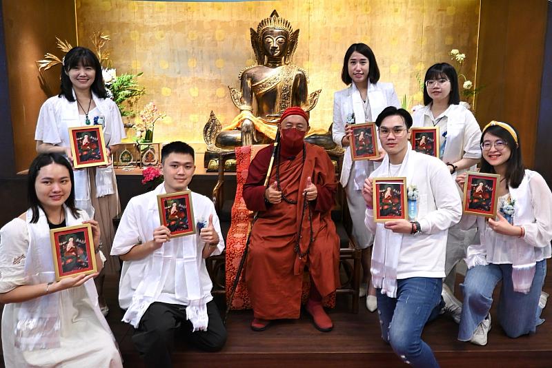 靈鷲山開山住持心道法師祝福畢業生，並頒贈龍樹菩薩唐卡聖像代表法脈傳承。（靈鷲山佛教教團提供）