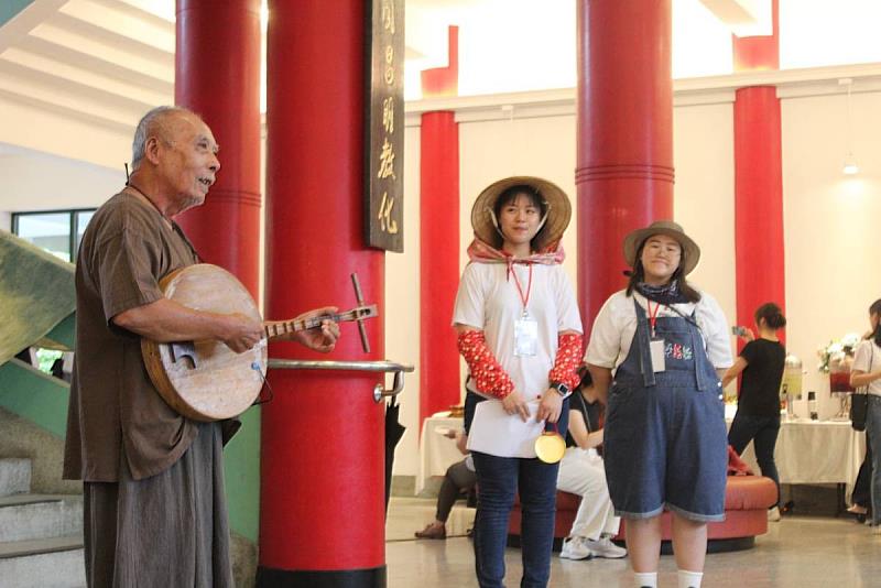 歡迎茶會由文藻應華系學生擔任主持人，圖中穿著客家花布元素、圖右為穿著美國牛仔元素，主持人以中英雙語主持，帶動現場氣氛。