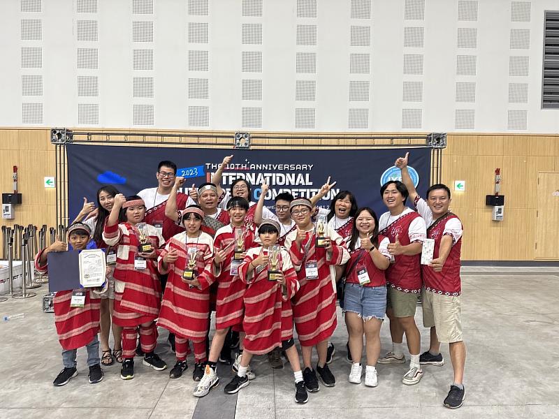 師生獲獎時，雀躍不已、喜極而泣，收穫甜美的榮耀果實。