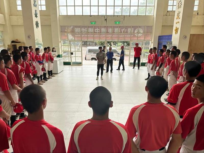 基金會邀請顏大衛回母校臺東體中分享傷後心路歷程。(圖/頂新和德文教基金會提供)