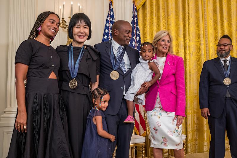 藝術家王淑鈴（左2）獲美國國務院藝術獎章，並於美國時間9月13日在白宮由總統夫人（Jill Biden，右2）親授殊榮。（藝術家王淑鈴提供）