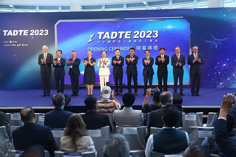2023年「台北國際航太暨國防工業展(TADTE)」於9月14日起至16日在台北南港展覽1館盛大舉辦，圖為本屆開幕典禮國內外貴賓合影。(貿協提供)