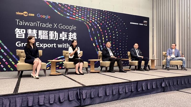貿協資深顧問李牮斯James Lee(右1)與數位商務處處長陳鈴君(左2)和企業先進共同討論AI如何啟動企業成長動能的經驗。(貿協提供)