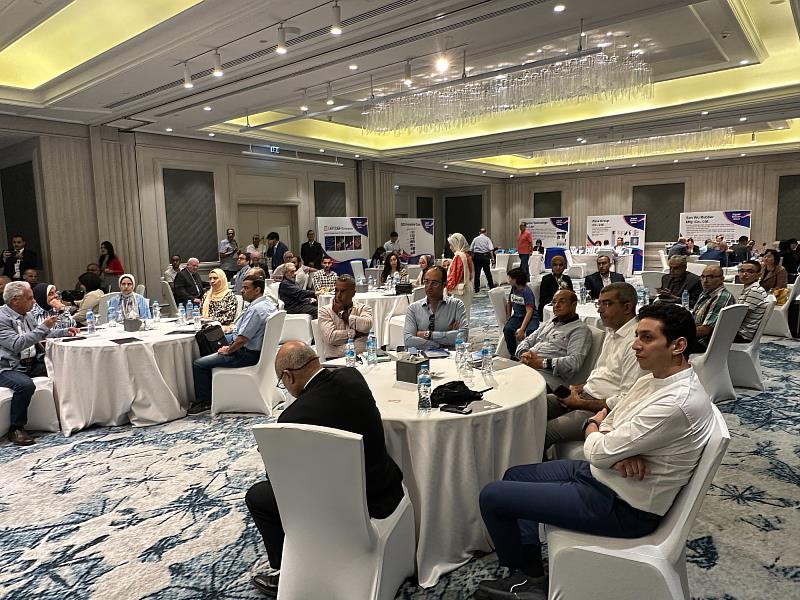 「2023年東北非市場貿易布局團暨埃及臺灣週」觀眾認真聽取台灣產品說明。(貿協提供)