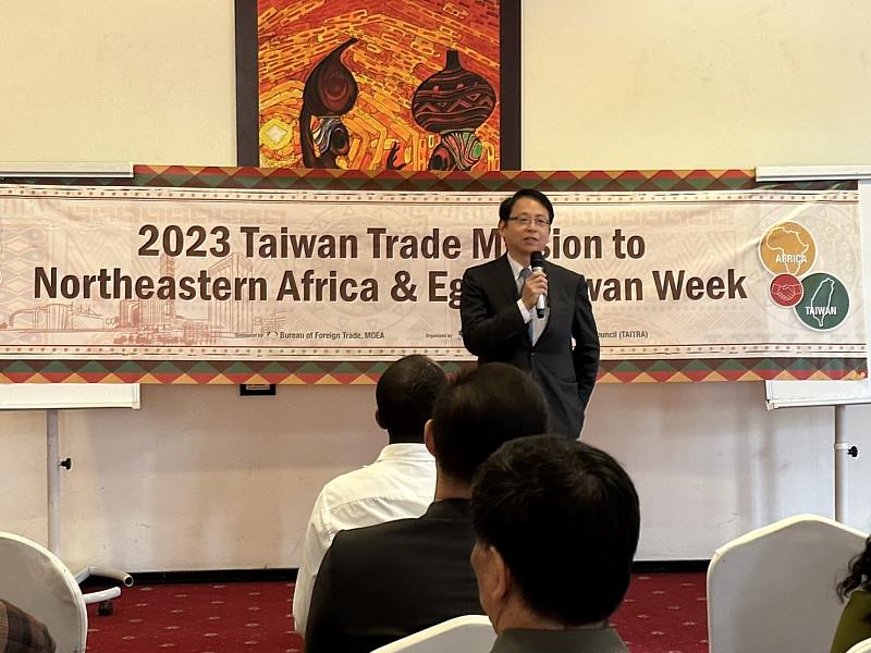 我國駐南非代表處組長羅清榮於烏干達站貿易洽談會到場致詞，強調非洲市場成長迅速，鼓勵我業者提早佈局經營。(貿協提供)