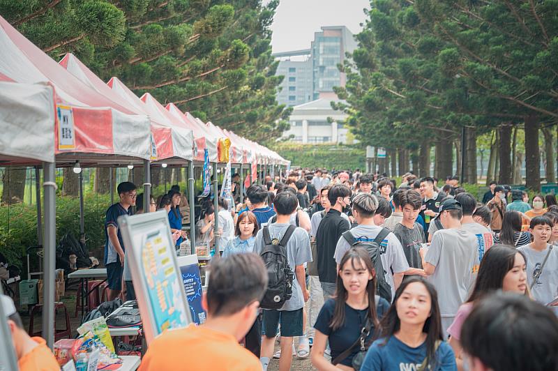 元智大學社團迎新-萬國博覽會 現場萬頭鑽動