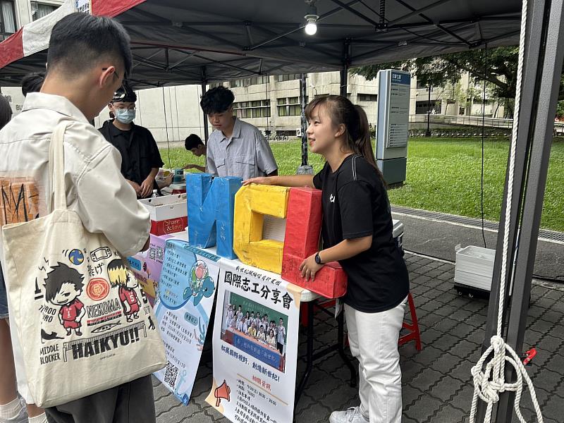 新世紀領袖團社長林芝伃同學賣力的跟學弟妹介紹國際志工服務方案