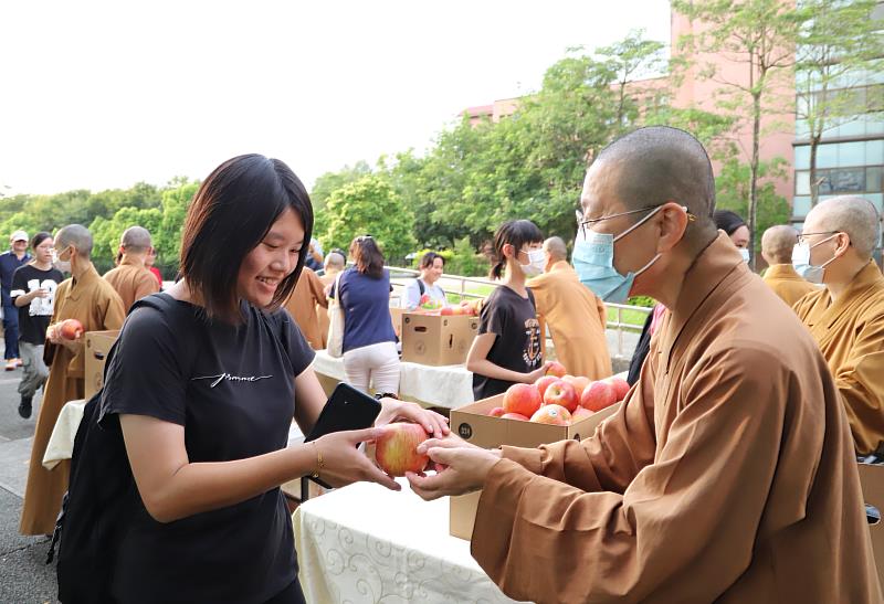 南華大學迎新致贈「蘋」安果，歡迎大一新鮮人入學並給予勉勵及祝福。