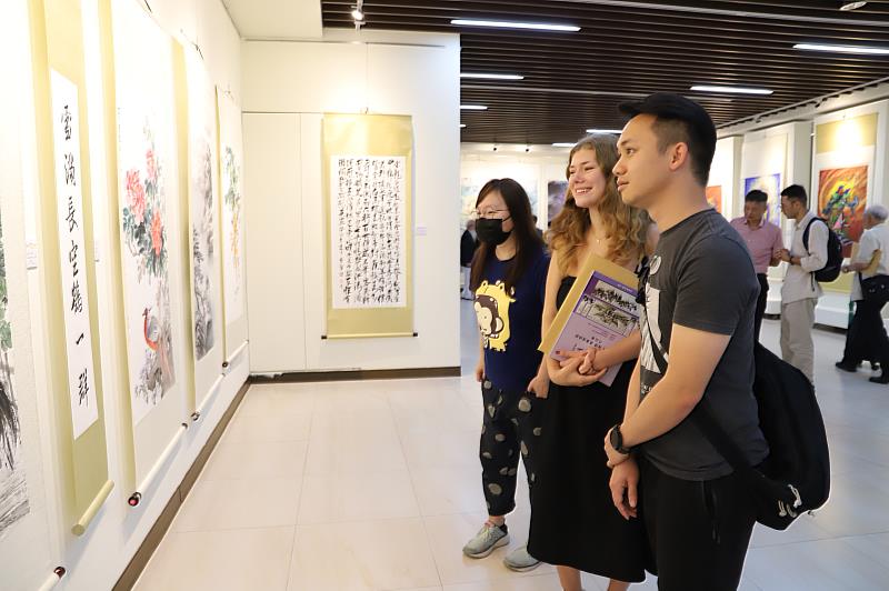 南華大學舉辦「儷影雙珍-蔡賢謀、王美美雙人書畫展」，教職員生參觀踴躍。